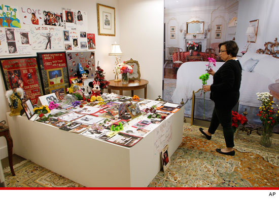 Michael Jacksons Bed has been turned into a memorial shrine